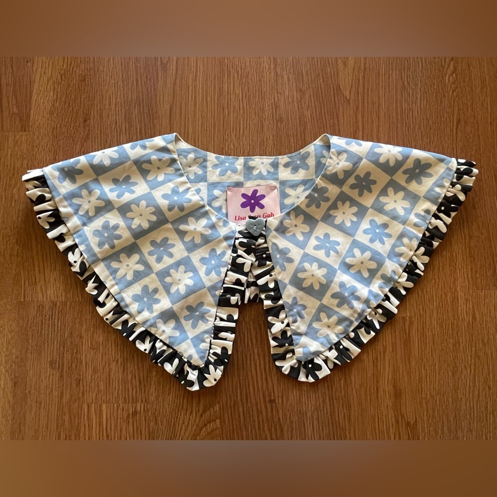 Lisa Says Gah Ruffled Collar One Size Blue And Black Floral Mod Cottagecore